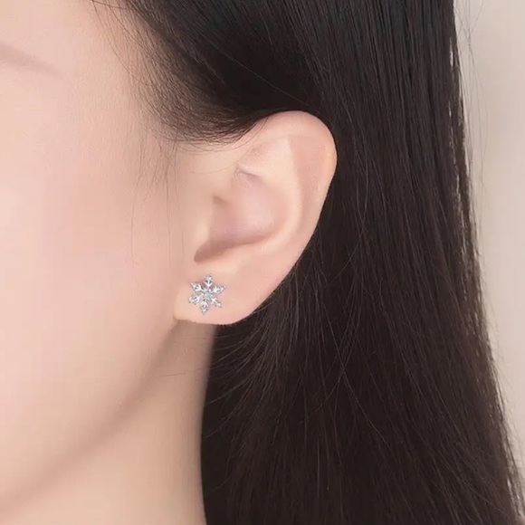 HYPOALLERGENIC Sterling Silver Snowflake Earrings - Picture 5 of 5